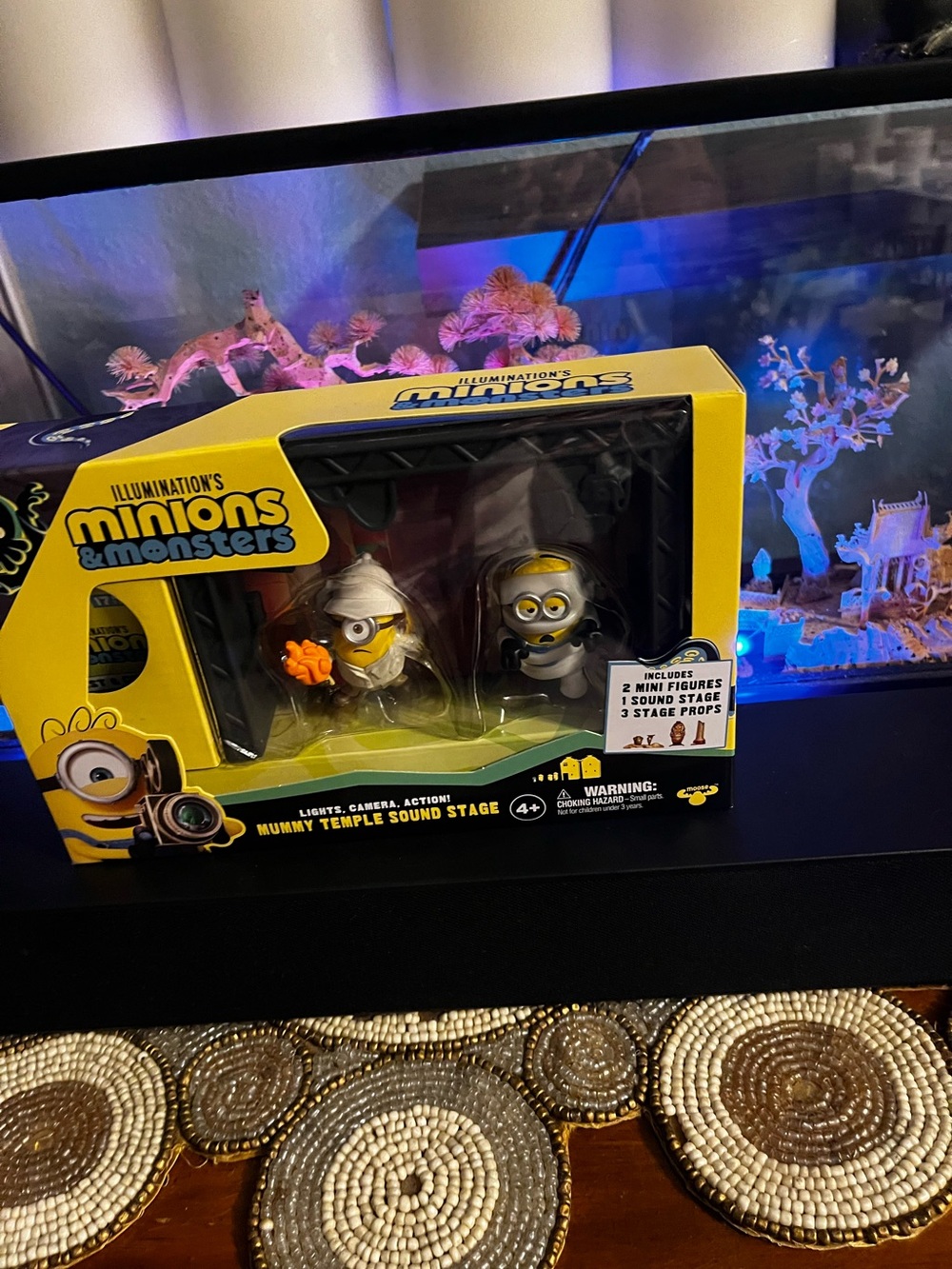 Minions & monsters, old western sound stage